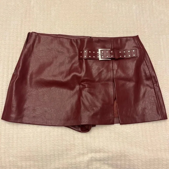 SOLD✨ Bershka Faux leather mini skirt/skort - Picture 2 of 8